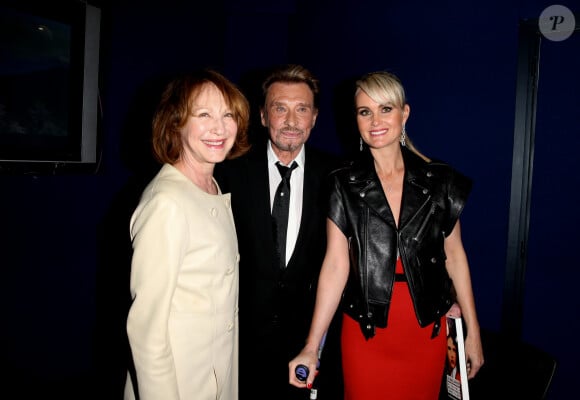 mais de toute façon, tout ce monde-là, on s'apprécie beaucoup. Laeticia, c'est un peu plus loin mais il n'y a pas de malaise ni de quoi que ce soit", a-t-elle déclaré. 
Nathalie Baye, Johnny Hallyday et sa femme Laeticia - Avant-première de 'Salaud on t'aime' à l'UGC Normandie sur les Champs-Elysées à Paris le 31 mars 2014.