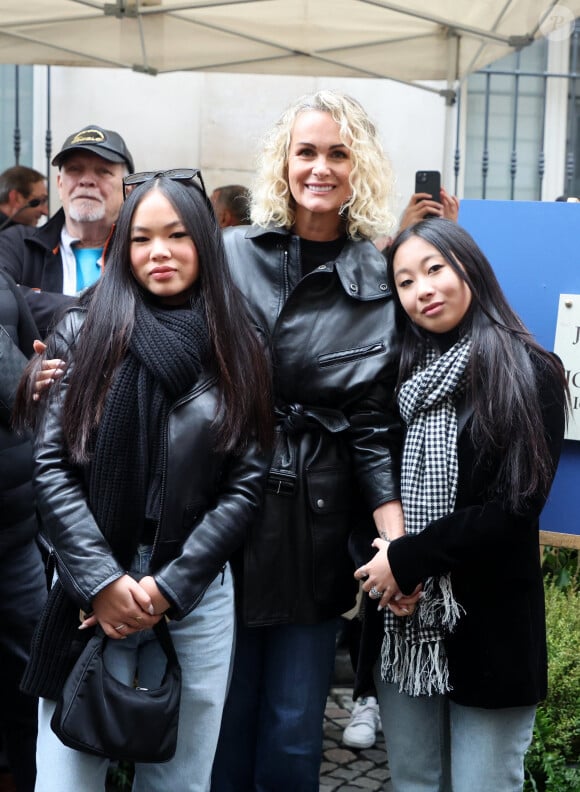 Laeticia Hallyday, ses filles Joy et Jade lors de l'inauguration d'une plaque commémorative en hommage à Johnny Hallyday devant l'immeuble où le chanteur français a grandi dans le 9ème arrondissement de Paris, France, le 22 décembre 2023. © Dominique Jacovides/Bestimage