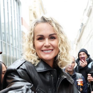 Laeticia Hallyday rencontre les bikers venus rendre hommage au chanteur lors de l'inauguration d'une plaque commémorative en hommage à Johnny Hallyday devant l'immeuble où le chanteur français a grandi dans le 9ème arrondissement de Paris, France, le 22 décembre 2023.© Dominique Jacovides/Bestimage