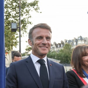 Le président Emmanuel Macron, Anne Hidalgo, maire de Paris - Le président E.Macron lors de la cérémonie de commémoration du 80ème anniversaire de la libération de Paris Place Denfert-Rochereau le 25 août 2024 © Isa Harsin / Pool / Bestimage 