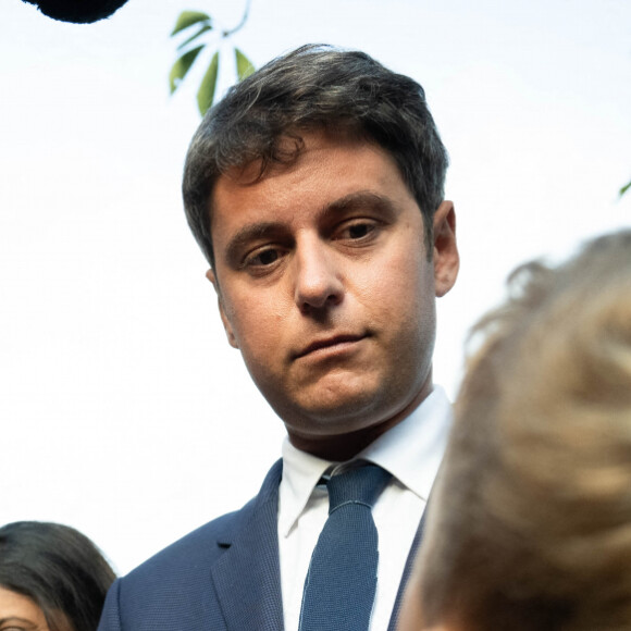 Gabriel Attal, Premier ministre avec Prisca Thevenot, ministre déléguée chargée du Renouveau démocratique, porte-parole du Gouvernement, lors de sa visite à l'école élémentaire Jean de la Fontaine d'issy Les Moulineaux, pour la rentrée scolaire. © Eric Tschaen / pool / Bestimage 