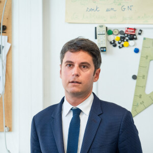 Gabriel Attal, Premier ministre, lors de sa visite à l'école élémentaire Jean de la Fontaine d'issy Les Moulineaux, pour la rentrée scolaire. Visite d'une classe de CM1 Equerre accrochee au mur © Eric Tschaen / Pool / Bestimage 