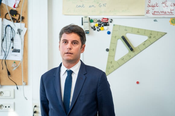 Gabriel Attal, Premier ministre, lors de sa visite à l'école élémentaire Jean de la Fontaine d'issy Les Moulineaux, pour la rentrée scolaire. Visite d'une classe de CM1 Equerre accrochee au mur © Eric Tschaen / Pool / Bestimage 