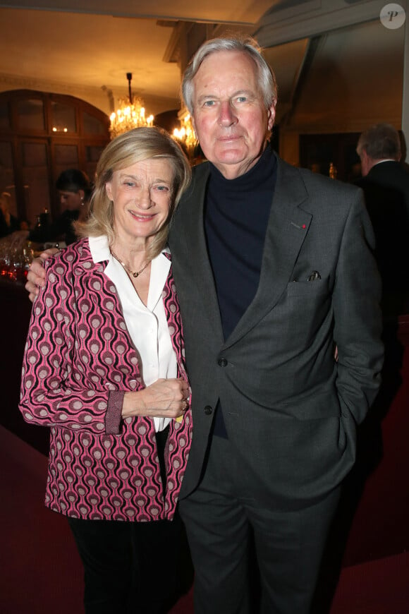 Il est une figure de la droite républicaine
Exclusif - Michel Barnier et sa femme Isabelle - Personnalités à la pièce de théâtre de J.M.Rouart (de l'Académie Française), « Le Bar de l'Oriental », au Théâtre Montparnasse à Paris, France. Le 8 février 2024. © Bertrand Rindoff / Bestimage