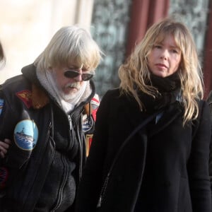 Le chanteur Renaud et son ex-femme Romane Serda aux obsèques de Thierry Séchan, frère du chanteur, au cimetière du Montparnasse à Paris le 16 janvier 2019