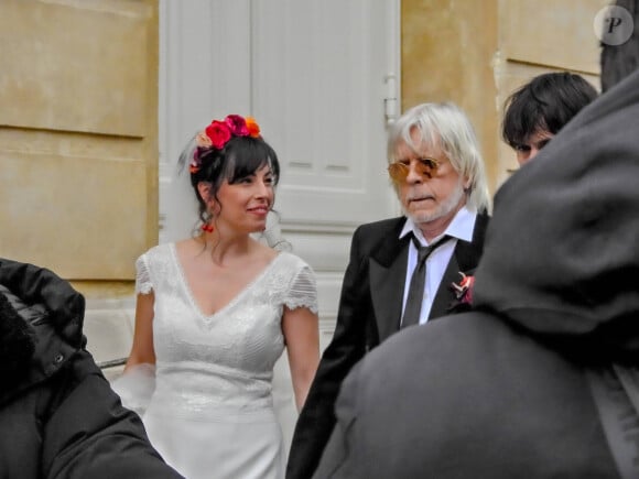 Mariage du chanteur Renaud avec sa compagne Christine, qu'il aime appeler Cerise, en reference a ses boucles d'oreilles fetiches portees ce jour, et celui de leur rencontre. Sont presents famille(s), amis, musiciens, tel Alain Lanty, pianiste, avec qui il reprendra sa tournee 'Dans mes cordes' a l'automne.