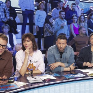 Exclusif - Guillaume Genton, Géraldine Maillet, Raymond Aabou, Danielle Moreau, Gilles Verdez, sur le plateau de de l’émission « TPMP » présentée par C.Hanouna et diffusée en direct sur C8, Paris, France. © Jack Tribeca / Bestimage