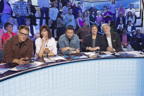 Exclusif - Guillaume Genton, Géraldine Maillet, Raymond Aabou, Danielle Moreau, Gilles Verdez, sur le plateau de de l’émission « TPMP » présentée par C.Hanouna et diffusée en direct sur C8, Paris, France. © Jack Tribeca / Bestimage