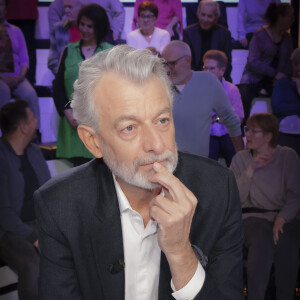Exclusif - Gilles Verdez sur le plateau de l’enregistrement de l’émission « Face à Hanouna » présentée par C.Hanouna et diffusée sur C8 le 07 avril 2024, à Paris, France. © Jack Tribeca / Bestimage 