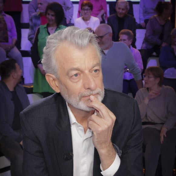 Exclusif - Gilles Verdez sur le plateau de l’enregistrement de l’émission « Face à Hanouna » présentée par C.Hanouna et diffusée sur C8 le 07 avril 2024, à Paris, France. © Jack Tribeca / Bestimage 