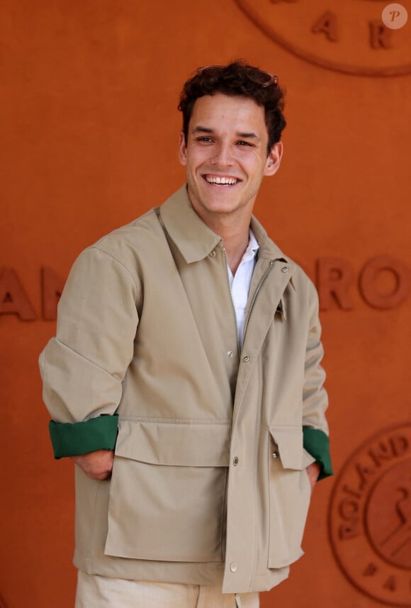 L'occasion de découvrir qu'il lui a envoyé un message amusant
Théo Curin au village lors des Internationaux de France de tennis de Roland Garros 2024, à Paris, France. © Jacovides-Moreau/Bestimage