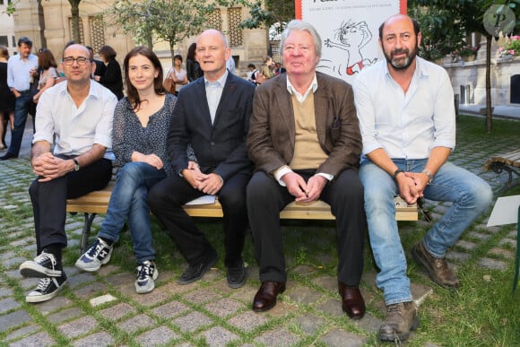 Laurent Tirard (réalisateur du film), Anne Goscinny, Christophe Girard (maire du 4e), Jean-Jacques Sempé, Kad Merad - Vernissage de l'exposition "Les vacances du petit Nicolas" à la mairie du 4ème à Paris le 18 juin 2014.