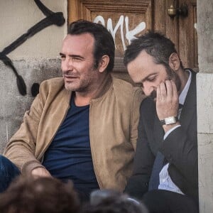 Exclusif - Jean Dujardin en tournage à Marseille le 14 avril 2015 pour le film "Un Homme à la hauteur", une comédie romantique réalisée par Laurent Tirard (Le Petit Nicolas) avec Virginie Efira. Par la grâce des effets spéciaux, Jean Dujardin joue le rôle d'un nain!