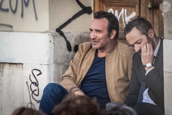 Exclusif - Jean Dujardin en tournage à Marseille le 14 avril 2015 pour le film "Un Homme à la hauteur", une comédie romantique réalisée par Laurent Tirard (Le Petit Nicolas) avec Virginie Efira. Par la grâce des effets spéciaux, Jean Dujardin joue le rôle d'un nain!