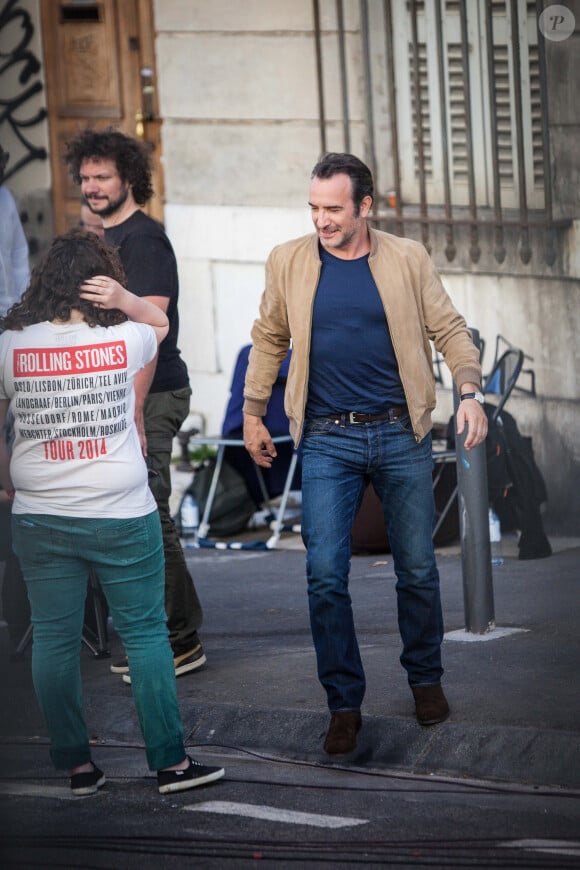 Exclusif - Jean Dujardin en tournage à Marseille le 14 avril 2015 pour le film "Un Homme à la hauteur", une comédie romantique réalisée par Laurent Tirard (Le Petit Nicolas) avec Virginie Efira. Par la grâce des effets spéciaux, Jean Dujardin joue le rôle d'un nain! 