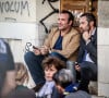 Avec qui il a déjà tourné 
Exclusif - Jean Dujardin en tournage à Marseille le 14 avril 2015 pour le film "Un Homme à la hauteur", une comédie romantique réalisée par Laurent Tirard (Le Petit Nicolas) avec Virginie Efira. Par la grâce des effets spéciaux, Jean Dujardin joue le rôle d'un nain!