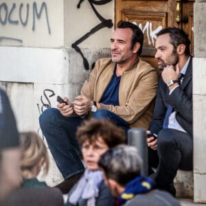 Avec qui il a déjà tourné 
Exclusif - Jean Dujardin en tournage à Marseille le 14 avril 2015 pour le film "Un Homme à la hauteur", une comédie romantique réalisée par Laurent Tirard (Le Petit Nicolas) avec Virginie Efira. Par la grâce des effets spéciaux, Jean Dujardin joue le rôle d'un nain!