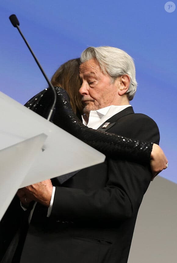 Anouchka a toujours maintenu un lien particulier avec son père
Remise de la Palme d'Honneur à Alain Delon lors du 72ème Festival International du Film de Cannes. On may 19th 2019 © Jacovides-Moreau / Bestimage 