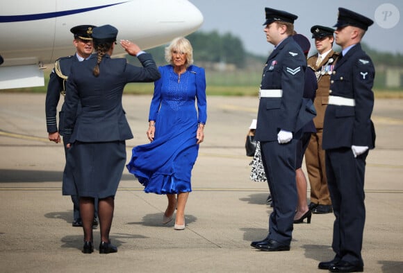 Ce vendredi 6 septembre 2024, la reine Camilla s'est rendue en avion à la RAF Leeming dans le nord du Yorkshire. L'occasion pour elle de rencontrer les militaires et leurs familles.
La Reine Camilla, Commodore honoraire de l'air, lors de sa visite à RAF Leeming, Northallerton, pour rencontrer le personnel militaire et leurs familles et s'informer sur l'aide sociale qui leur est offerte, vendredi 6 septembre 2024.
Photo par Phil Noble/PA Wire/ABACAPRESS.COM