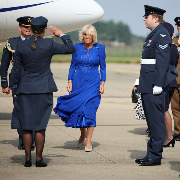 Ce vendredi 6 septembre 2024, la reine Camilla s'est rendue en avion à la RAF Leeming dans le nord du Yorkshire. L'occasion pour elle de rencontrer les militaires et leurs familles.
La Reine Camilla, Commodore honoraire de l'air, lors de sa visite à RAF Leeming, Northallerton, pour rencontrer le personnel militaire et leurs familles et s'informer sur l'aide sociale qui leur est offerte, vendredi 6 septembre 2024.
Photo par Phil Noble/PA Wire/ABACAPRESS.COM