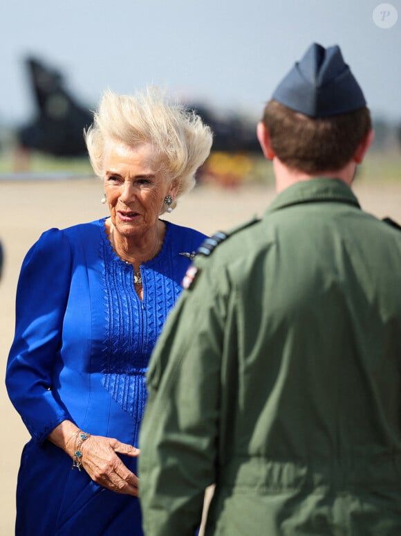 Le vent était également au rendez-vous et a littéralement mis à mal son impeccable brushing...
La Reine Camilla, Commodore honoraire de l'air, lors de sa visite à RAF Leeming, Northallerton, pour rencontrer le personnel militaire et leurs familles et s'informer sur l'aide sociale qui leur est offerte, vendredi 6 septembre 2024.
Photo par Phil Noble/PA Wire/ABACAPRESS.COM