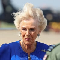 Camilla Parker Bowles malmenée par de fortes rafales de vent, sa sortie décoiffante fait le buzz