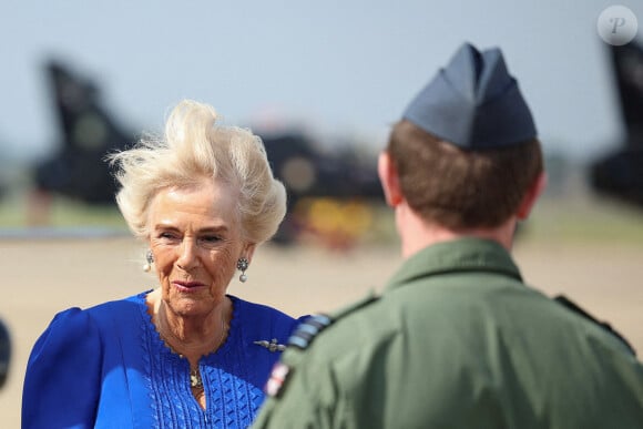 D'hilarantes images qui ont fait le tour du monde.
La Reine Camilla, Commodore honoraire de l'air, lors de sa visite à RAF Leeming, Northallerton, pour rencontrer le personnel militaire et leurs familles et s'informer sur l'aide sociale qui leur est offerte.
Photo par Phil Noble/PA Wire/ABACAPRESS.COM