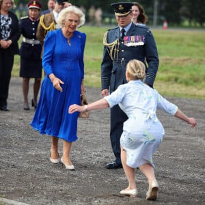 Une femme fait la révérence devant la reine Camilla, Commodore honoraire de l'air, lors de sa visite à RAF Leeming, Northallerton, pour rencontrer le personnel militaire et leurs familles et s'informer sur l'aide sociale qui leur est offerte, le vendredi 6 septembre 2024.
Photo par Phil Noble/PA Wire/ABACAPRESS.COM