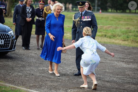 Une femme fait la révérence devant la reine Camilla, Commodore honoraire de l'air, lors de sa visite à RAF Leeming, Northallerton, pour rencontrer le personnel militaire et leurs familles et s'informer sur l'aide sociale qui leur est offerte, le vendredi 6 septembre 2024.
Photo par Phil Noble/PA Wire/ABACAPRESS.COM