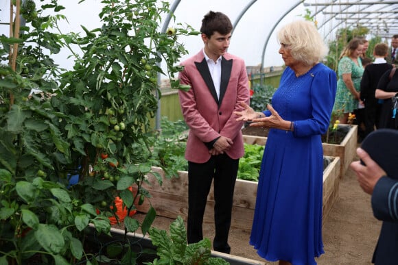 La Reine Camilla, Commodore honoraire de l'air, rencontre un bénévole dans le jardin familial lors de sa visite à RAF Leeming, Northallerton, pour rencontrer le personnel militaire et leurs familles et s'informer sur l'aide sociale qui leur est offerte, le vendredi 6 septembre 2024.
Photo par Phil Noble/PA Wire/ABACAPRESS.COM