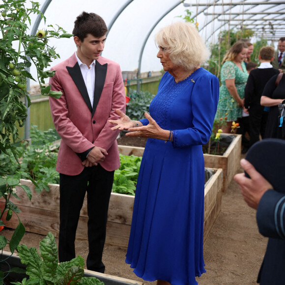 La Reine Camilla, Commodore honoraire de l'air, rencontre un bénévole dans le jardin familial lors de sa visite à RAF Leeming, Northallerton, pour rencontrer le personnel militaire et leurs familles et s'informer sur l'aide sociale qui leur est offerte, le vendredi 6 septembre 2024.
Photo par Phil Noble/PA Wire/ABACAPRESS.COM