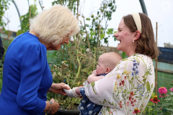 La Reine Camilla, Commodore honoraire de l'air, rencontre un bénévole dans le jardin familial lors de sa visite à RAF Leeming, Northallerton, pour rencontrer le personnel militaire et leurs familles et s'informer sur l'aide sociale qui leur est offerte, le vendredi 6 septembre 2024.
Photo par Phil Noble/PA Wire/ABACAPRESS.COM