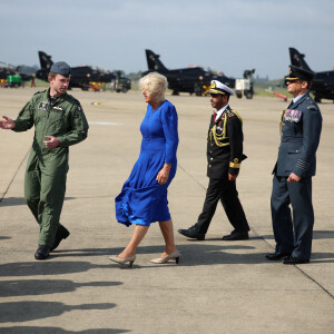 Les impressionnantes bourrasques ont aussi fait virevolter sa jolie robe.
La Reine Camilla, Commodore honoraire de l'air, lors de sa visite à RAF Leeming, Northallerton, pour rencontrer le personnel militaire et leurs familles et s'informer sur l'aide sociale qui leur est offerte, vendredi 6 septembre 2024.
Photo par Phil Noble/PA Wire/ABACAPRESS.COM