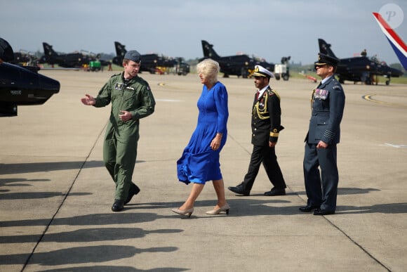 Les impressionnantes bourrasques ont aussi fait virevolter sa jolie robe.
La Reine Camilla, Commodore honoraire de l'air, lors de sa visite à RAF Leeming, Northallerton, pour rencontrer le personnel militaire et leurs familles et s'informer sur l'aide sociale qui leur est offerte, vendredi 6 septembre 2024.
Photo par Phil Noble/PA Wire/ABACAPRESS.COM