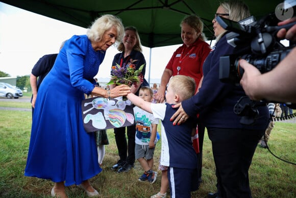 La Reine Camilla, Honorary Air Commodore, reçoit des fleurs de la part des enfants de la crèche locale, lors de sa visite à RAF Leeming, Northallerton, pour rencontrer les militaires et leurs familles et s'informer sur l'aide sociale qui leur est offerte, le vendredi 6 septembre 2024.
Photo par Phil Noble/PA Wire/ABACAPRESS.COM