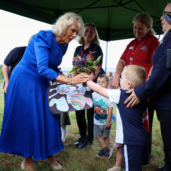 La Reine Camilla, Honorary Air Commodore, reçoit des fleurs de la part des enfants de la crèche locale, lors de sa visite à RAF Leeming, Northallerton, pour rencontrer les militaires et leurs familles et s'informer sur l'aide sociale qui leur est offerte, le vendredi 6 septembre 2024.
Photo par Phil Noble/PA Wire/ABACAPRESS.COM