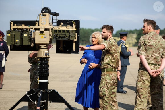 La Reine Camilla, Commodore honoraire de l'air, regarde l'équipement de lutte contre les drones, lors de sa visite à RAF Leeming, Northallerton, pour rencontrer le personnel militaire et leurs familles et se renseigner sur le soutien social qui leur est offert, le vendredi 6 septembre 2024.
Photo par Phil Noble/PA Wire/ABACAPRESS.COM