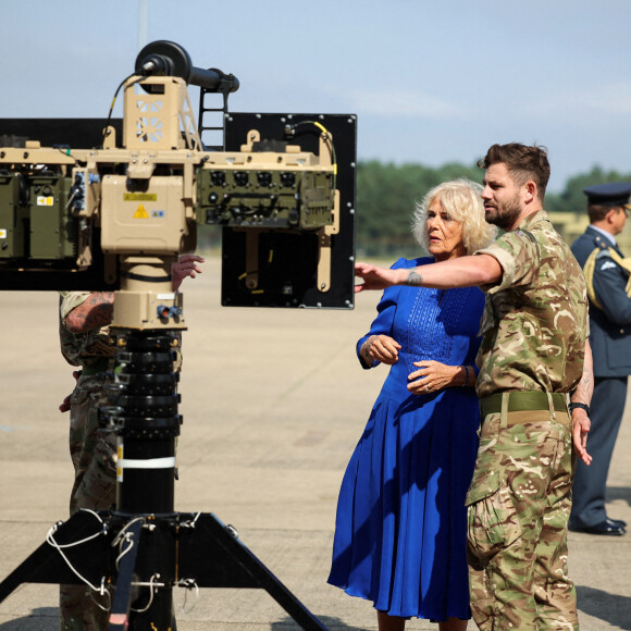 La Reine Camilla, Commodore honoraire de l'air, regarde l'équipement de lutte contre les drones, lors de sa visite à RAF Leeming, Northallerton, pour rencontrer le personnel militaire et leurs familles et se renseigner sur le soutien social qui leur est offert, le vendredi 6 septembre 2024.
Photo par Phil Noble/PA Wire/ABACAPRESS.COM