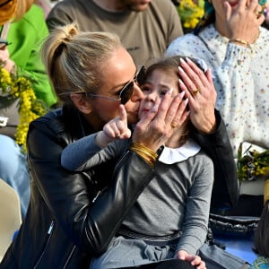 Adriana Karembeu Ohanian et sa fille Nina durant la première bataille de fleurs du Carnaval de Nice 2022, Roi des Animaux, place Masséna à Nice, le 13 février 2022. © Bruno Bebert/Bestimage