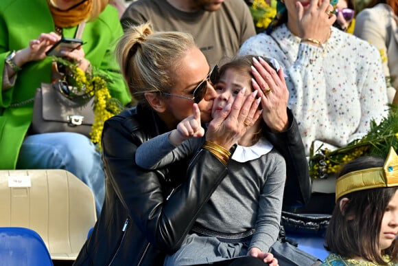 Adriana Karembeu Ohanian et sa fille Nina durant la première bataille de fleurs du Carnaval de Nice 2022, Roi des Animaux, place Masséna à Nice, le 13 février 2022. © Bruno Bebert/Bestimage