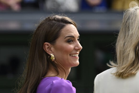 Catherine (Kate) Middleton remet la coupe à Carlos Alcaraz après sa victoire face à Novak Djokovic en finale du tournoi de Wimbledon 2024 (6/2 - 6/2 - 7/6). Wimbledon, le 14 juillet 2024. 