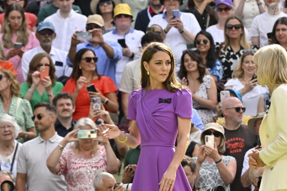 Catherine (Kate) Middleton remet la coupe à Carlos Alcaraz après sa victoire face à Novak Djokovic en finale du tournoi de Wimbledon 2024 (6/2 - 6/2 - 7/6). Wimbledon, le 14 juillet 2024. 