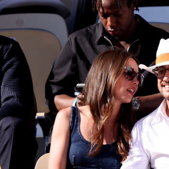 Thomas Hollande et sa femme Emilie Broussouloux - Célébrités dans les tribunes des Internationaux de France de tennis de Roland Garros 2024 à Paris le 7 juin. © Jacovides-Moreau/Bestimage