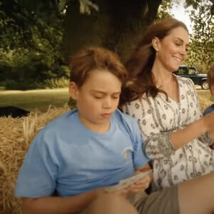 Kate Middleton en a fini avec la chimiothérapie et annonce dans une vidéo publiées sur les réseaux sociaux le 9 septembre 2024 qu'elle reprend ses activités. Traitée pour un cancer dont elle n'a pas dévoilé la nature, la princesse de Galles a publié une vidéo où on la voit notamment entourée du prince William et de leurs enfants, le prince George, la princesse Charlotte et le prince Louis. © Prince and Princess of Wales Instagram via Bestimage 