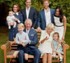 Mais vivre aux Etats-Unis a des avantages... Comme des inconvénients.
Photo de famille pour les 70 ans du prince Charles, prince de Galles, dans le jardin de Clarence House à Londres, Royaume Uni, le 14 novembre 2018. Le prince de Galles pose en famille avec son épouse Camilla Parker Bowles, duchesse de Cornouailles, et ses fils le prince William, duc de Cambridge, et le prince Harry, duc de Sussex, avec leurs épouses, Catherine (Kate) Middleton, duchesse de Cambridge et Meghan Markle, duchesse de Sussex, et les trois petits-enfants le prince George, la princesse Charlotte et le jeune prince Louis. 