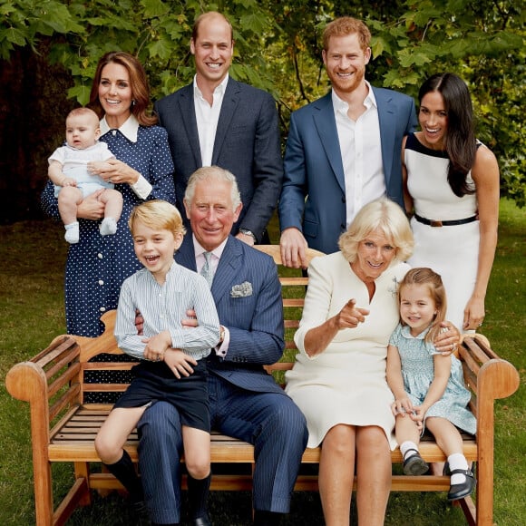 Mais vivre aux Etats-Unis a des avantages... Comme des inconvénients.
Photo de famille pour les 70 ans du prince Charles, prince de Galles, dans le jardin de Clarence House à Londres, Royaume Uni, le 14 novembre 2018. Le prince de Galles pose en famille avec son épouse Camilla Parker Bowles, duchesse de Cornouailles, et ses fils le prince William, duc de Cambridge, et le prince Harry, duc de Sussex, avec leurs épouses, Catherine (Kate) Middleton, duchesse de Cambridge et Meghan Markle, duchesse de Sussex, et les trois petits-enfants le prince George, la princesse Charlotte et le jeune prince Louis. 