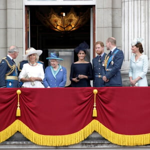 Le prince Charles, Camilla Parker Bowles, duchesse de Cornouailles, la reine Elisabeth II d'Angleterre, Meghan Markle, duchesse de Sussex, le prince Harry, duc de Sussex, le prince William, duc de Cambridge, Kate Catherine Middleton, duchesse de Cambridge, la princesse Anne.
La famille royale d'Angleterre lors de la parade aérienne de la RAF pour le centième anniversaire au palais de Buckingham à Londres. Le 10 juillet 2018 