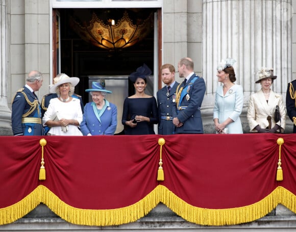 Le prince Charles, Camilla Parker Bowles, duchesse de Cornouailles, la reine Elisabeth II d'Angleterre, Meghan Markle, duchesse de Sussex, le prince Harry, duc de Sussex, le prince William, duc de Cambridge, Kate Catherine Middleton, duchesse de Cambridge, la princesse Anne.
La famille royale d'Angleterre lors de la parade aérienne de la RAF pour le centième anniversaire au palais de Buckingham à Londres. Le 10 juillet 2018 