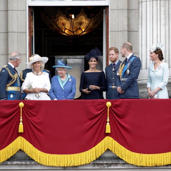 Le prince Charles, Camilla Parker Bowles, duchesse de Cornouailles, la reine Elisabeth II d'Angleterre, Meghan Markle, duchesse de Sussex, le prince Harry, duc de Sussex, le prince William, duc de Cambridge, Kate Catherine Middleton, duchesse de Cambridge, la princesse Anne.
La famille royale d'Angleterre lors de la parade aérienne de la RAF pour le centième anniversaire au palais de Buckingham à Londres. Le 10 juillet 2018 