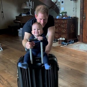 Le prince Harry, duc de Sussex avec son fils Archie (Netflix)